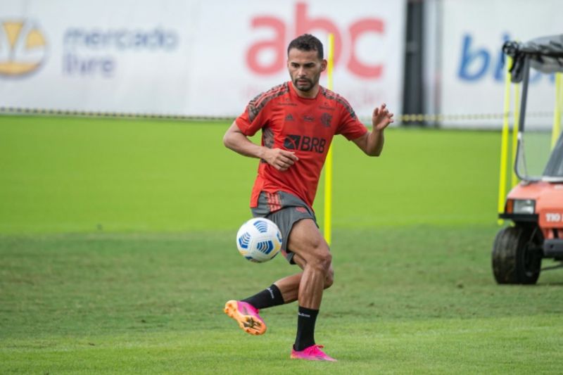 Com bons números, Thiago Maia tem sido preparado até para atuar no ataque do Flamengo