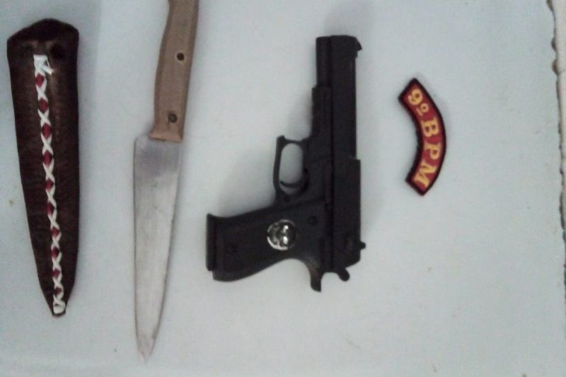 Suspeitos de assaltos encontrados com arma de brinquedo e faca são detidos em Água Branca