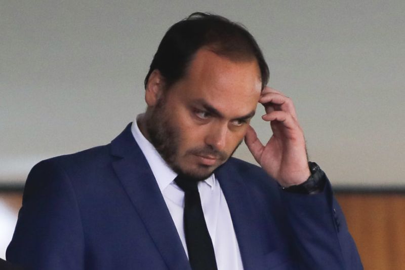 Carlos Bolsonaro compartilha foto de cirurgia do pai para criticar CPI da Covid