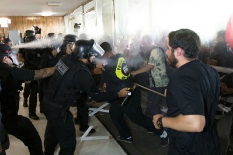 Militares barram acesso a itens de defesa pessoal com medo de revide da população