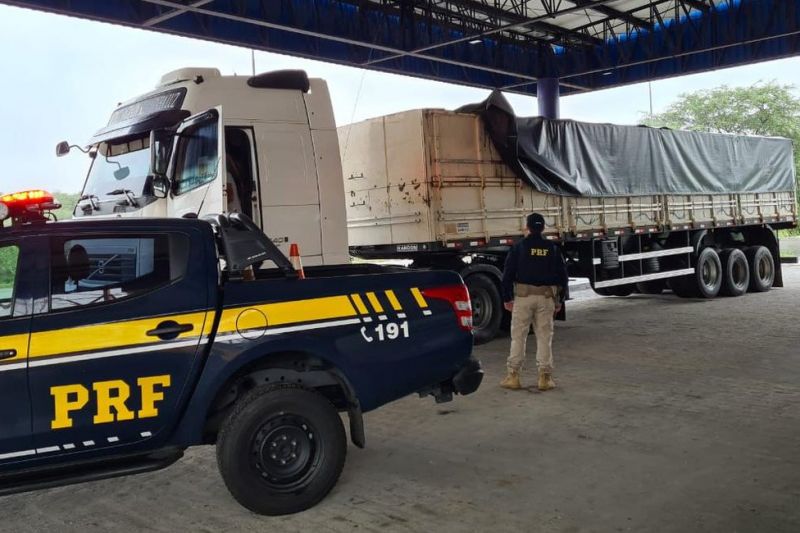 Carga de madeira sem licença é apreendida pela Polícia Rodoviária Federal em Canapi