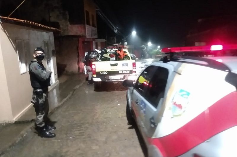 Rapazes que aparecem em vídeo empinando motos em praça de Inhapi vão parar na delegacia