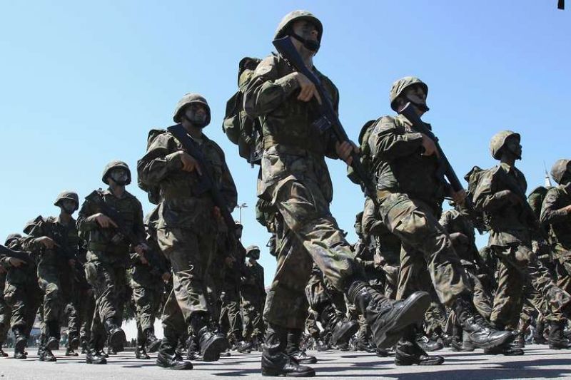 Filhas solteiras de militares recebem até R$ 117 mil mensais