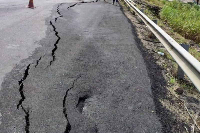 Novas rachaduras na AL-220, sentido Sertão/Maceió, obriga DER interditar o trânsito