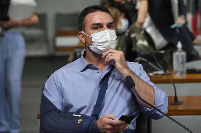 Flávio Bolsonaro representará contra Renan na PGR e Conselho de Ética