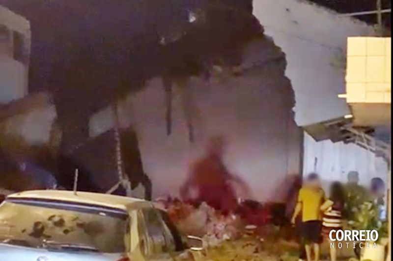 Prédio desaba por trás de emissora de rádio e bombeiros são acionados em Delmiro Gouveia