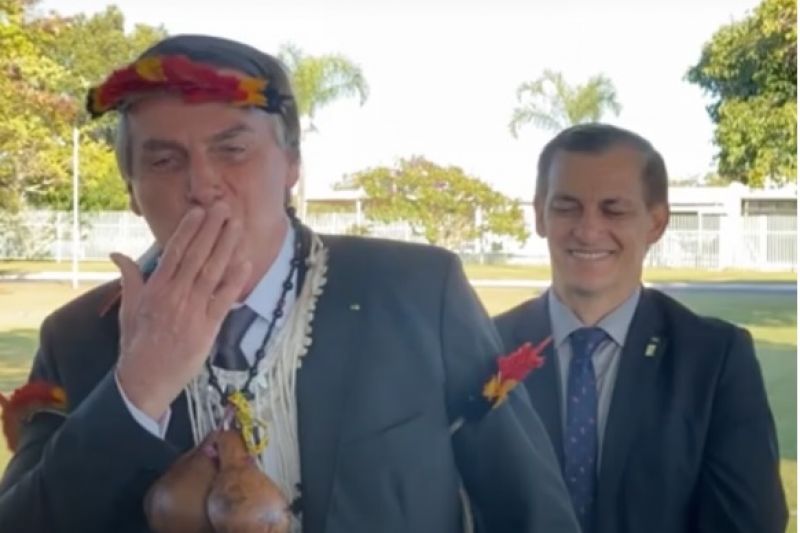 Bolsonaro imita indígenas e chama Lula de “bandido”