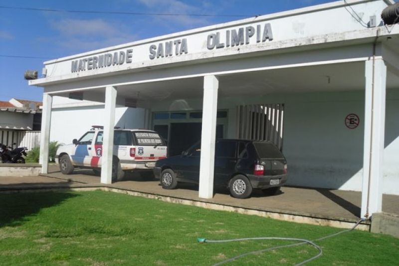 Bebê morre após cair no chão durante parto em pé em corredor de maternidade de Palmeira