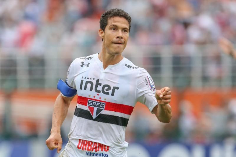 São Paulo oficializa saída do meio-campista Hernanes