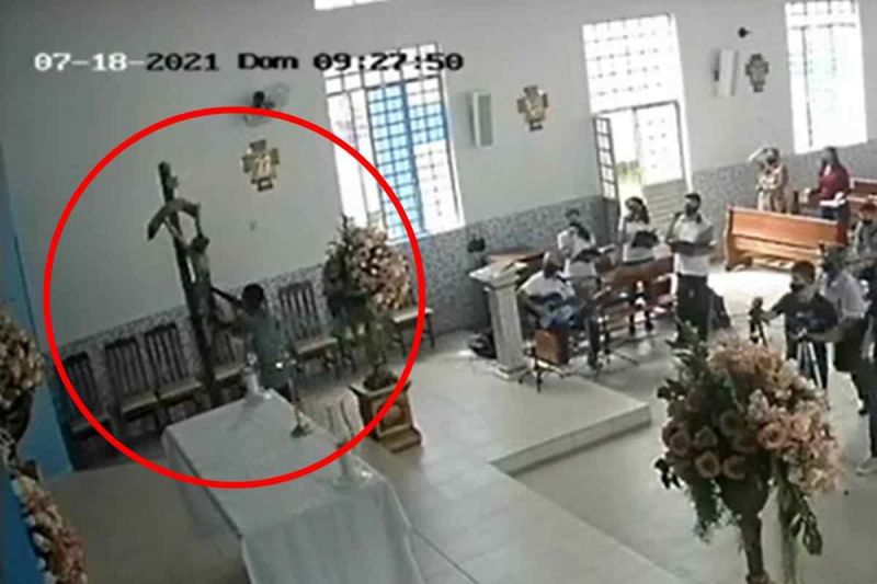 Jovem surta e quebra imagem de Jesus em igreja em Palmeira dos Índios
