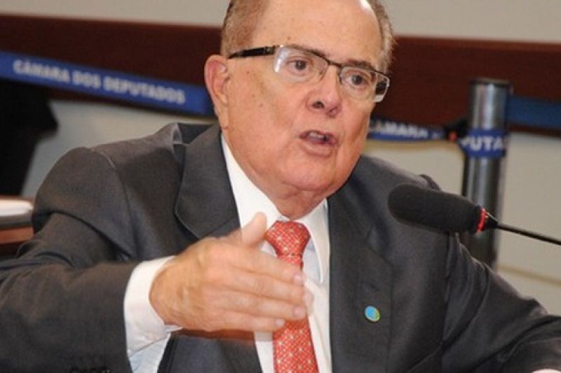 Com pneumonia e saúde fragilizada, ex-deputado João Lyra é internado em UTI em Maceió