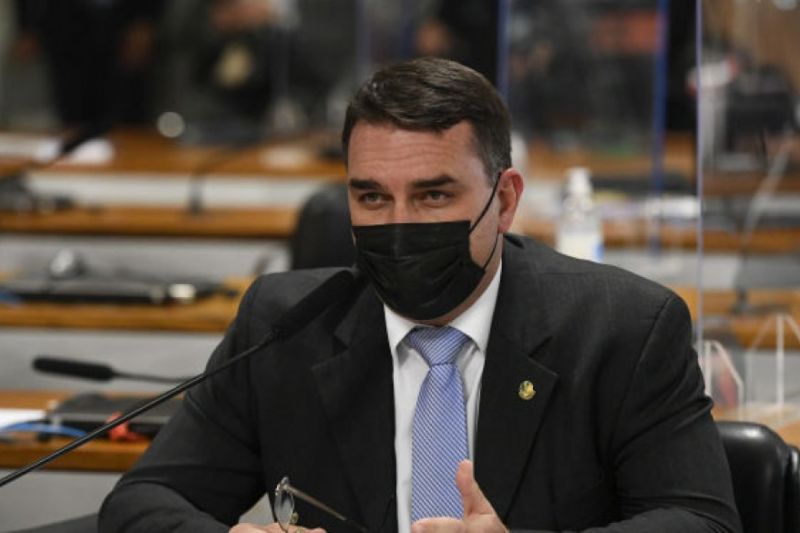 Flávio Bolsonaro quer que Justiça investigue Receita Federal após dados fiscais acessados