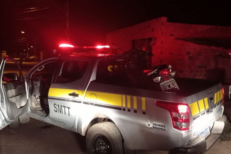 Suspeito de assaltos foge ao ver polícia e deixa moto para trás em Delmiro Gouveia