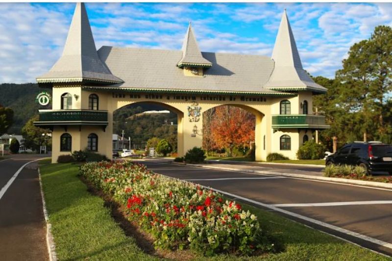 Funcionária é demitida após viajar com namorado durante licença por Covid-19