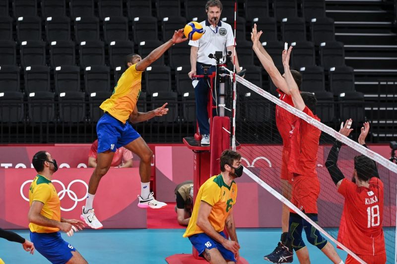 Lucão lamenta virada dos russos no 3º set em derrota do Brasil no vôlei