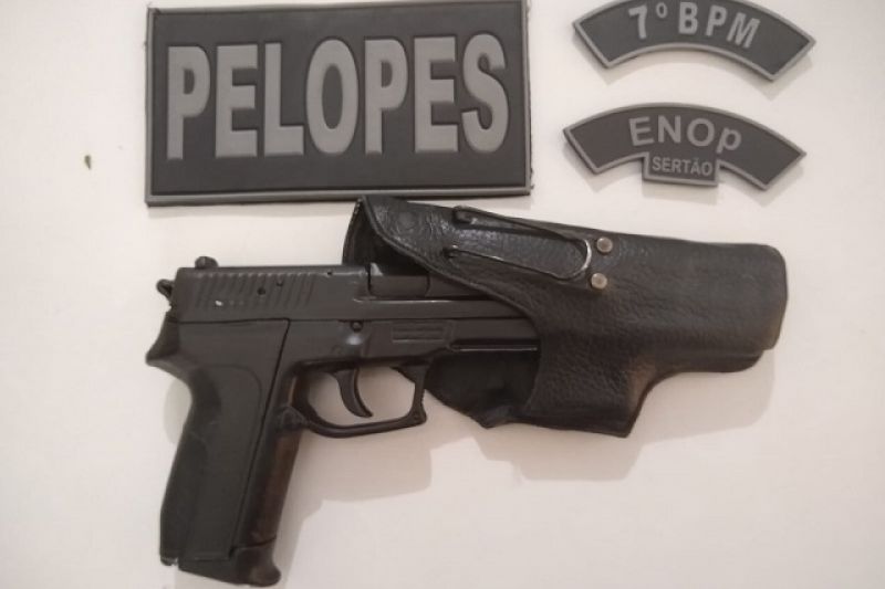 Pelopes encontra simulacro de arma de fogo e leva dois homens para a delegacia em Santana