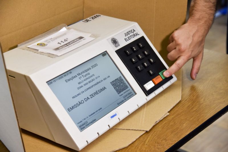 Quatro em cada dez brasileiros confiam totalmente na urna eletrônica, diz pesquisa