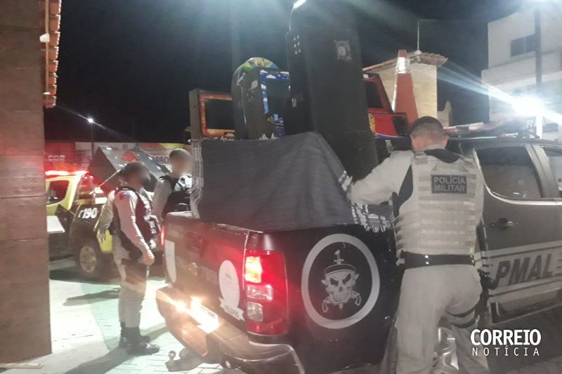 Homem preso ao ser flagrado com máquinas caça-níqueis é levado para delegacia de Delmiro