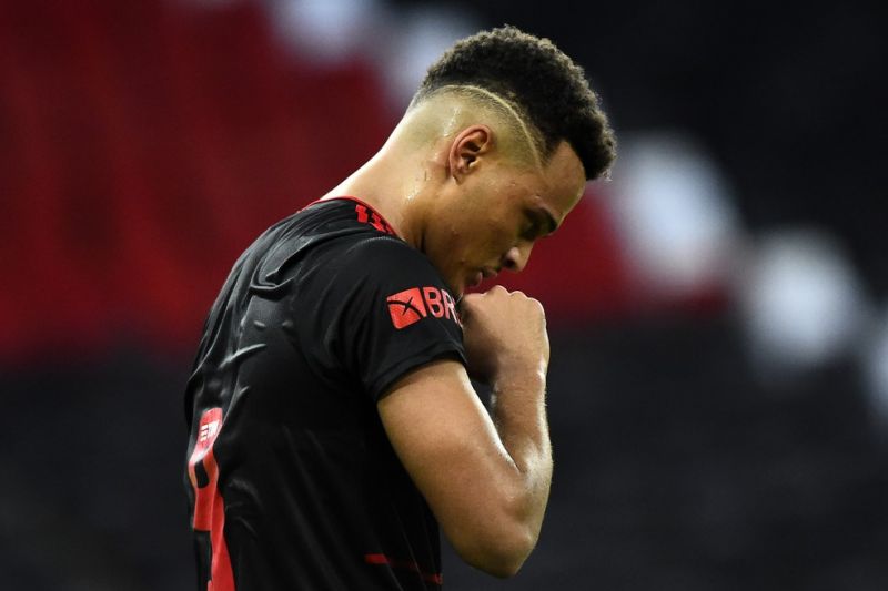 Flamengo fecha venda, e Muniz viaja para se apresentar ao Fulham