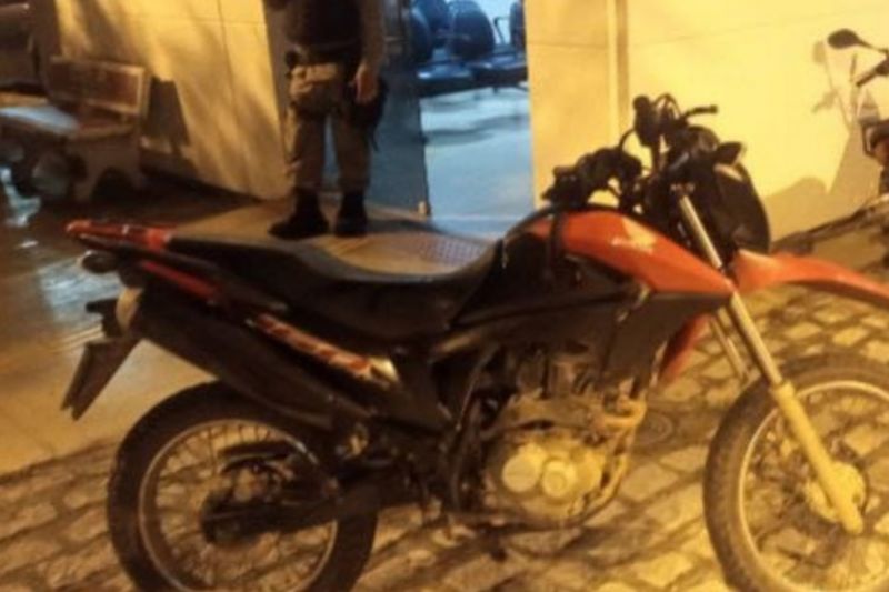 Moto tomada em assalto a mão armada é recuperada pelo 7º BPM em Carneiros