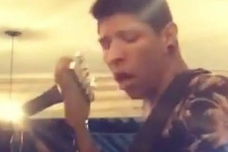 Bandidos de moto atiram e matam cantor em Arapiraca