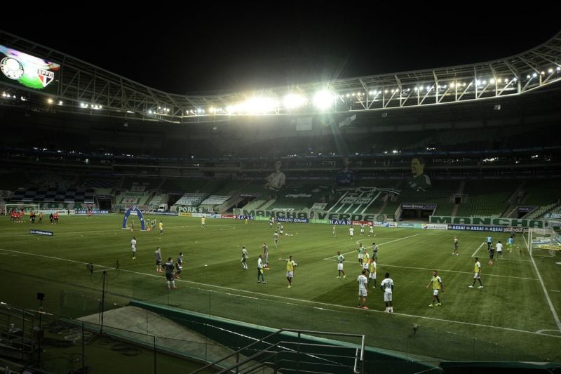 Palmeiras tenta retomar liderança na arena contra o São Paulo
