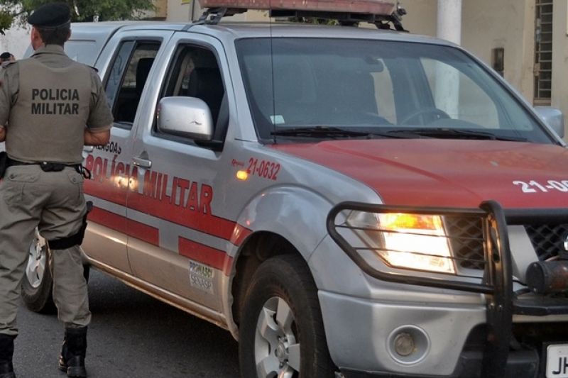 Homem bêbado invade casa, ameaça a ex-mulher, bate nos filhos e reage à prisão em Delmiro