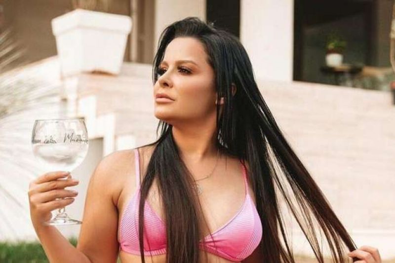 Maraisa sensualiza na piscina e mostra corpão após passar por mudança drástica