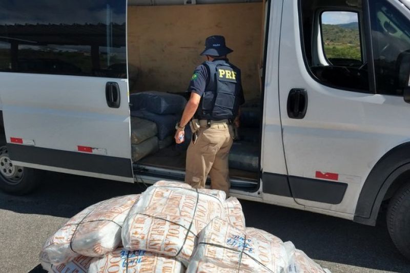 PRF apreende meio milhão de sacolas plásticas que saíram de Alagoas para Pernambuco