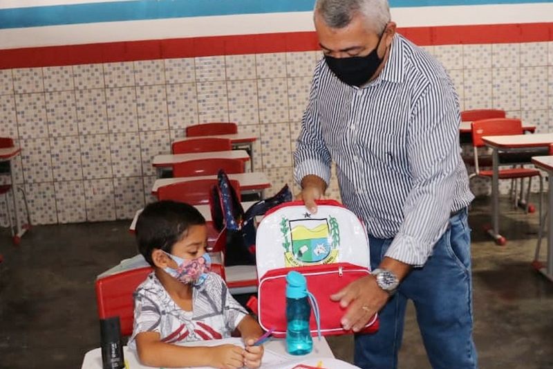 Prefeitura de Olho D’água do Casado distribui kits escolares para alunos da rede municipal