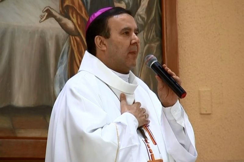 Após vazamento de vídeo íntimo, bispo renuncia à Diocese