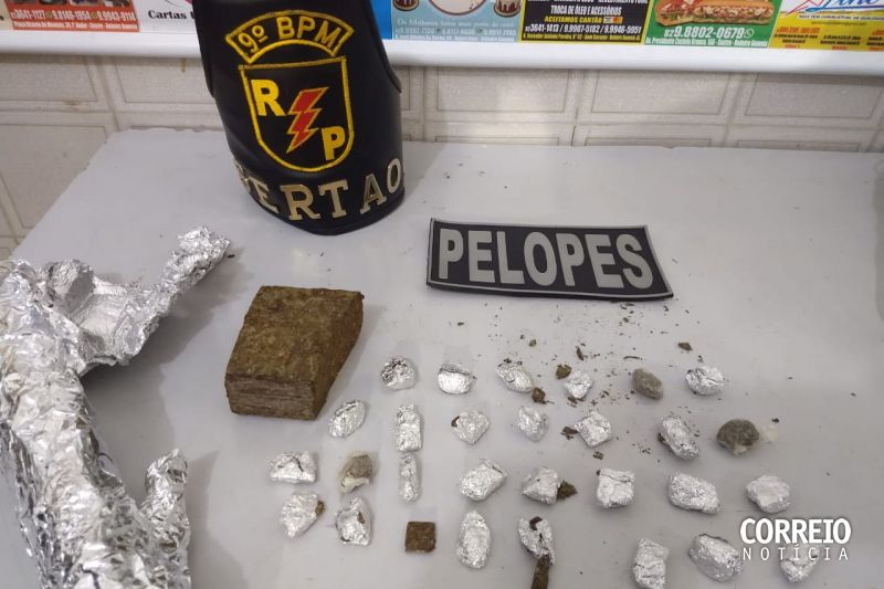 Homens têm atitude suspeita em bar, mostram onde tem droga e são presos em Delmiro Gouveia