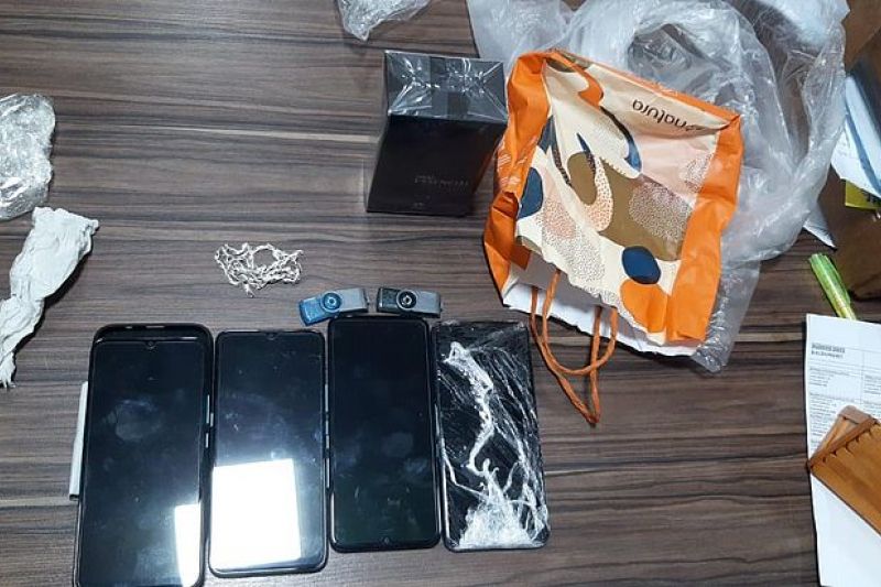 Servidor público é preso ao tentar entregar celulares a reeducando em presídio de Maceió