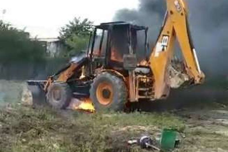 Pane elétrica pode ter causado incêndio em retroescavadeira em Canapi