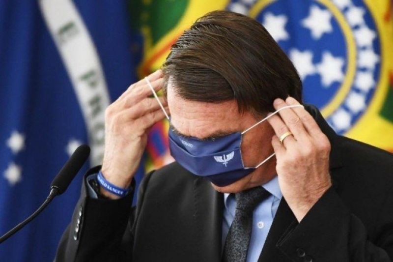 Bolsonaro minimiza pandemia e quer fim de uso de máscaras