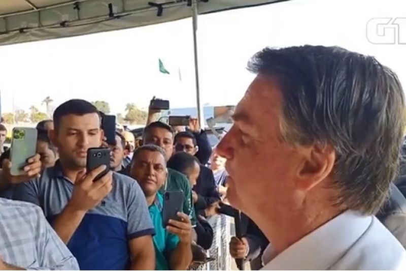 Bolsonaro chama de idiota aqueles que dizem que é melhor comprar feijão do que fuzil