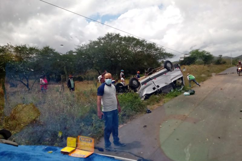 Van capota ao passar por buraco e deixa 10 passageiros feridos em São José da Tapera