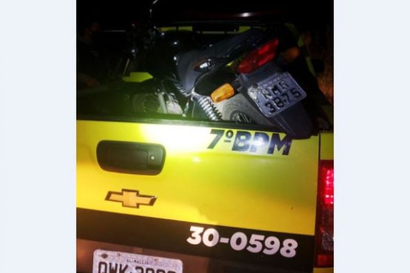 Polícia localiza moto roubada e detém condutor no povoado Meirus, em Pão de Açúcar