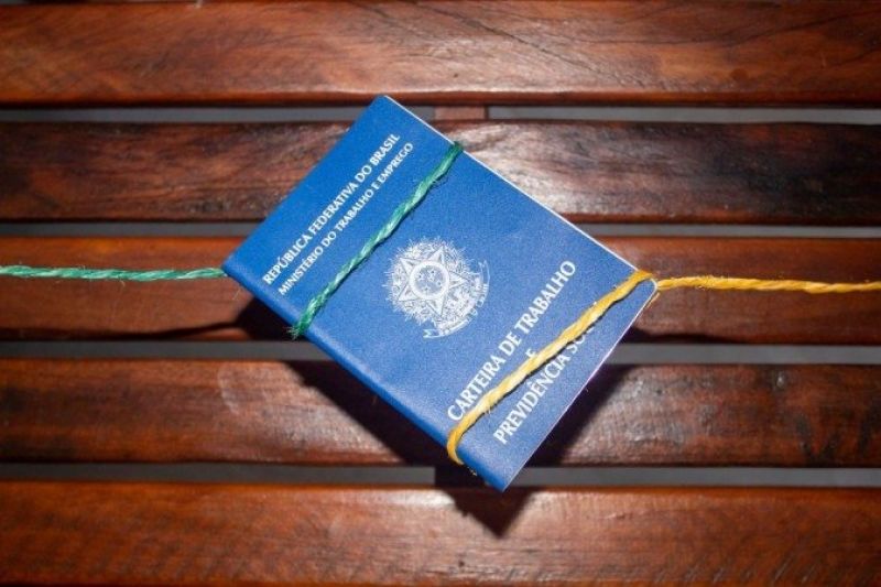 Taxa de desocupados recua, mas patamar continua superior a 14%