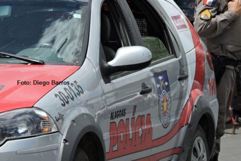 Suspeitos de venderem drogas em moto são capturados ao tentarem fugir da polícia em Canapi