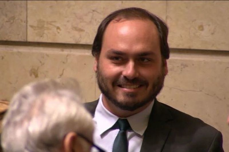 Carlos Bolsonaro tem sigilos fiscal e bancário quebrados pela Justiça