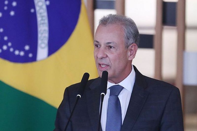 Ministro pede redução no uso de chuveiro e ferro de passar