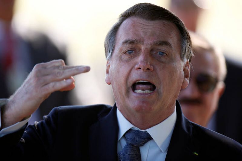 Bolsonaro veta punição para quem disseminar fake news