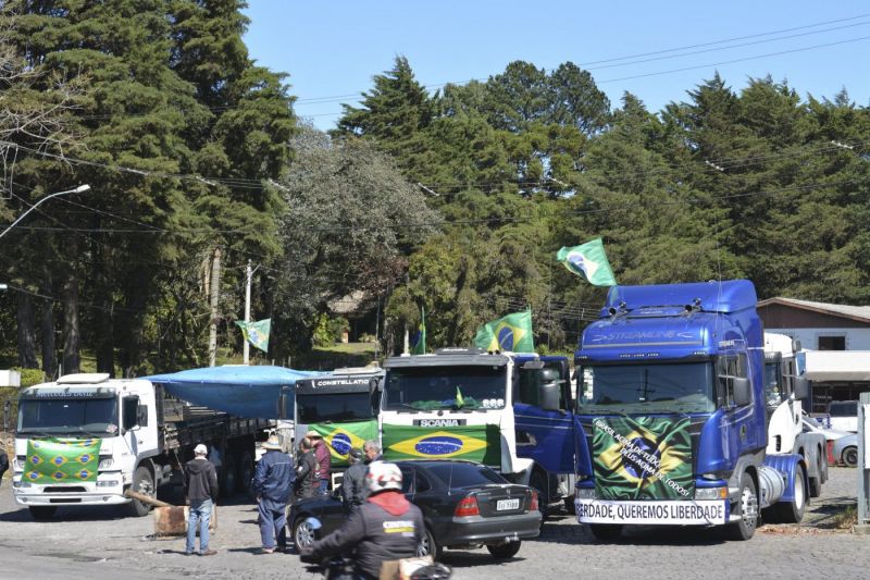 Caminhoneiros fazem bloqueios em três Estados