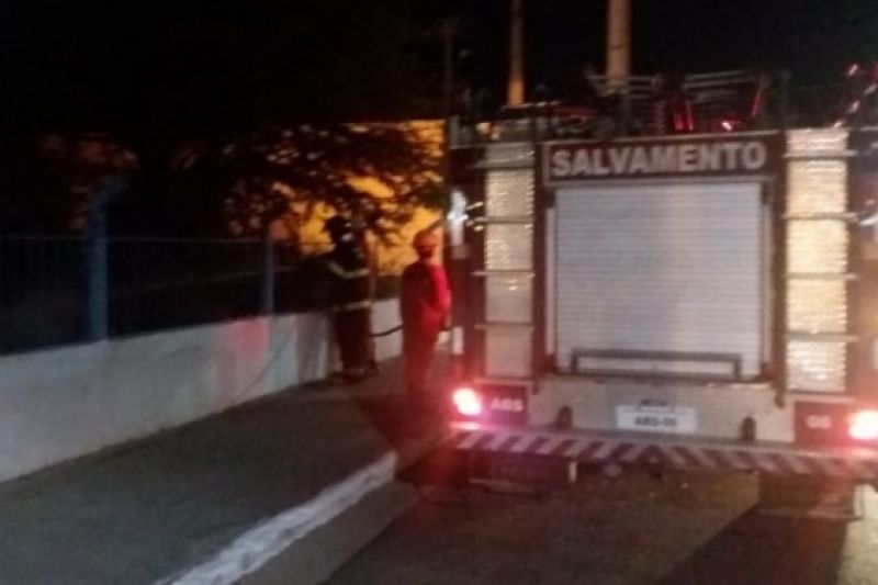 Mulher morre carbonizada após residência entrar em chamas em Santana do Ipanema