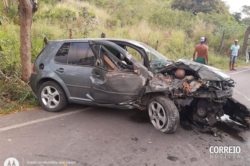 Motorista perde controle de carro e bate em árvores em trecho da AL-145 em Água Branca
