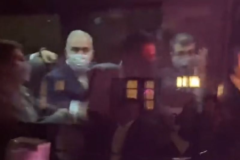 Em Nova York, ministro Marcelo Queiroga faz gesto obsceno para manifestantes