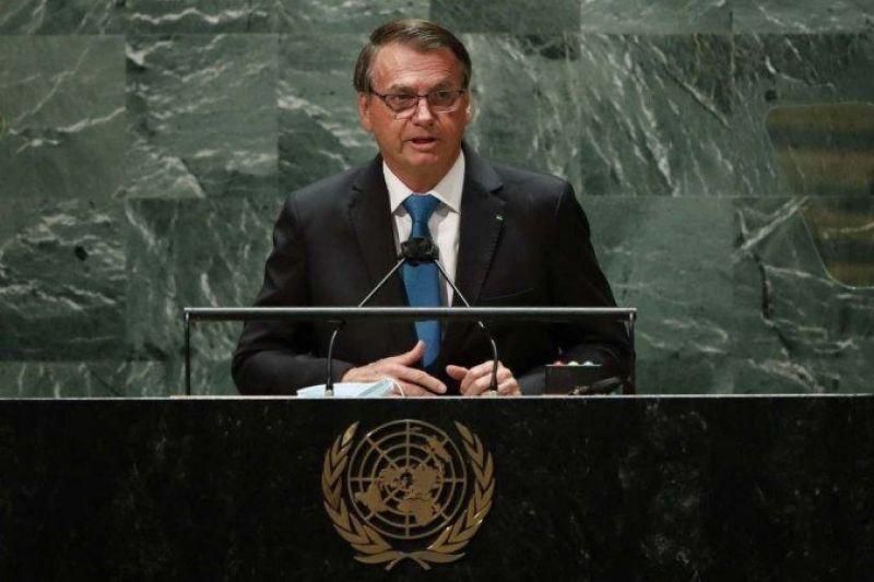 Bolsonaro defende tratamento precoce de covid e critica passaporte da vacina