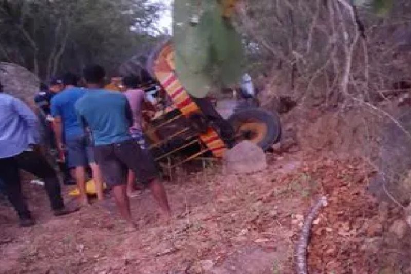 Homem de 68 anos morre após trator que conduzia tombar em Poço das Trincheiras