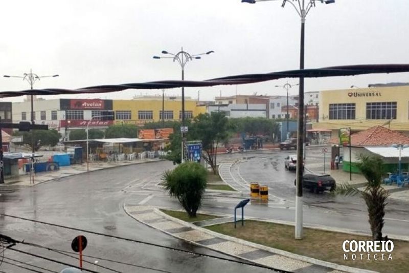 Homem não teria parado em cruzamento, bate em carro e é socorrido para a UPA em Delmiro